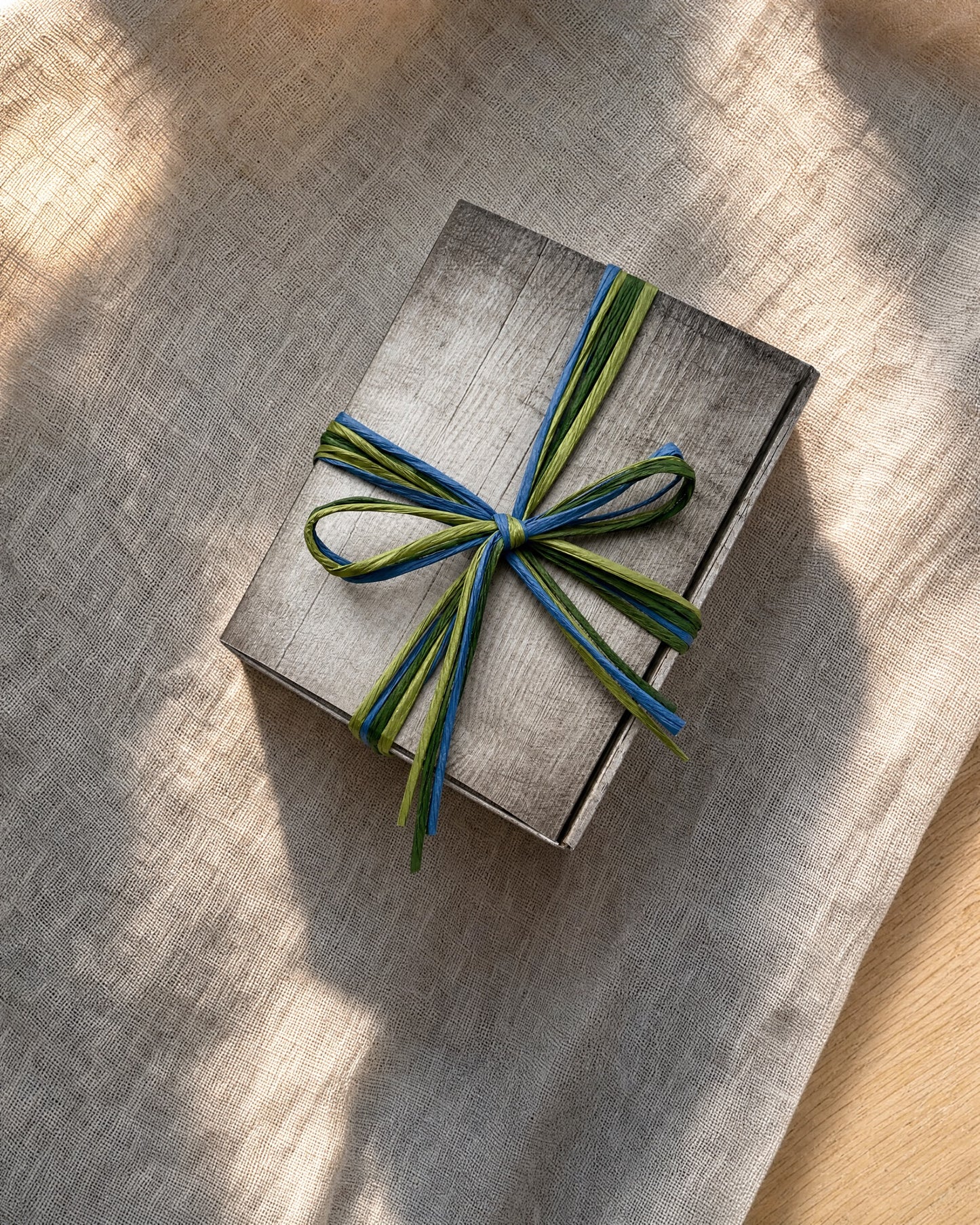 Meeresrauschen – Geschenkkorb verpackt mit Schleife