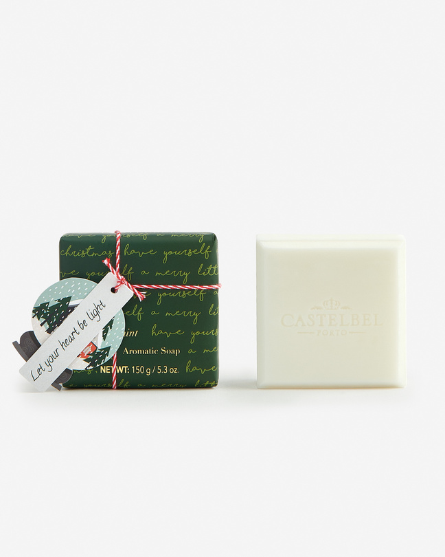 Weihnachtsseife Peppermint von Castelbel, handverpackt in grünem Liedpapier mit weißer Duftseife