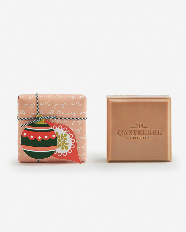 Weihnachtsseife Toffee Caramel von Castelbel, handverpackt in rosa Papier mit karamellbrauner Duftseife