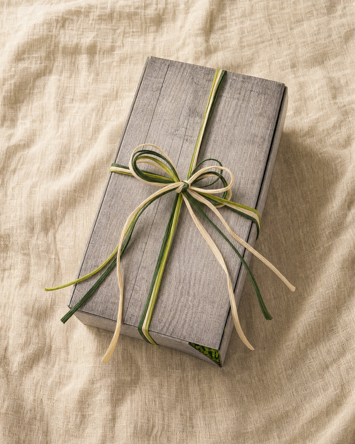 Gourmet Geschenk Wiener Genuss – Geschenkkorb verpackt mit handgebundener Schleife