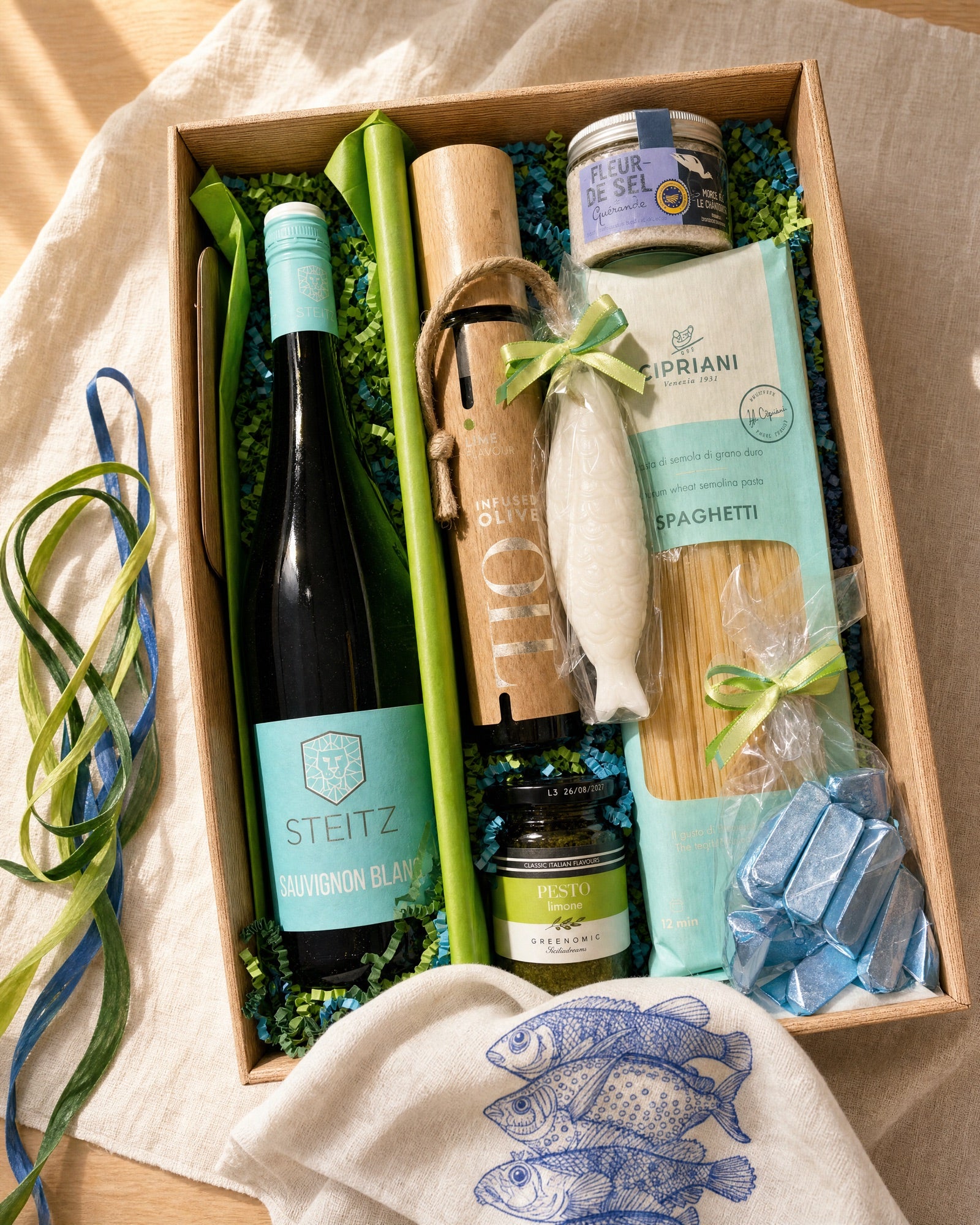 Meeresrauschen – Gourmet Geschenk im Präsentkarton, Geschenkkorb von oben mit allen Produkten