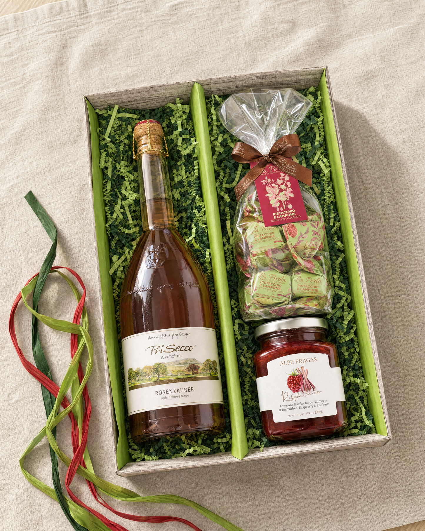 Gourmet Geschenk Rosenzauber – Geschenkkorb von oben mit allen Produkten