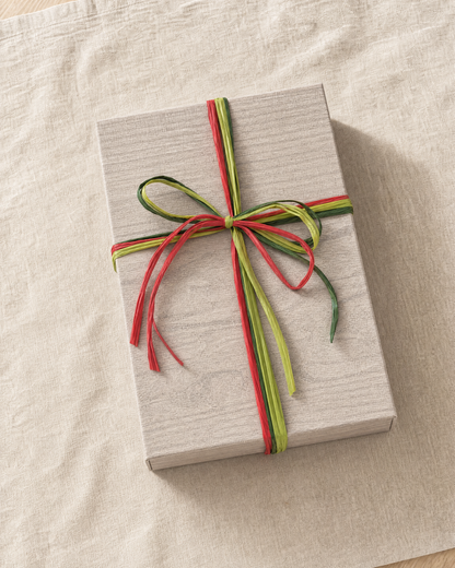 Gourmet Geschenk Rosenzauber – Geschenkkorb verpackt mit Schleife