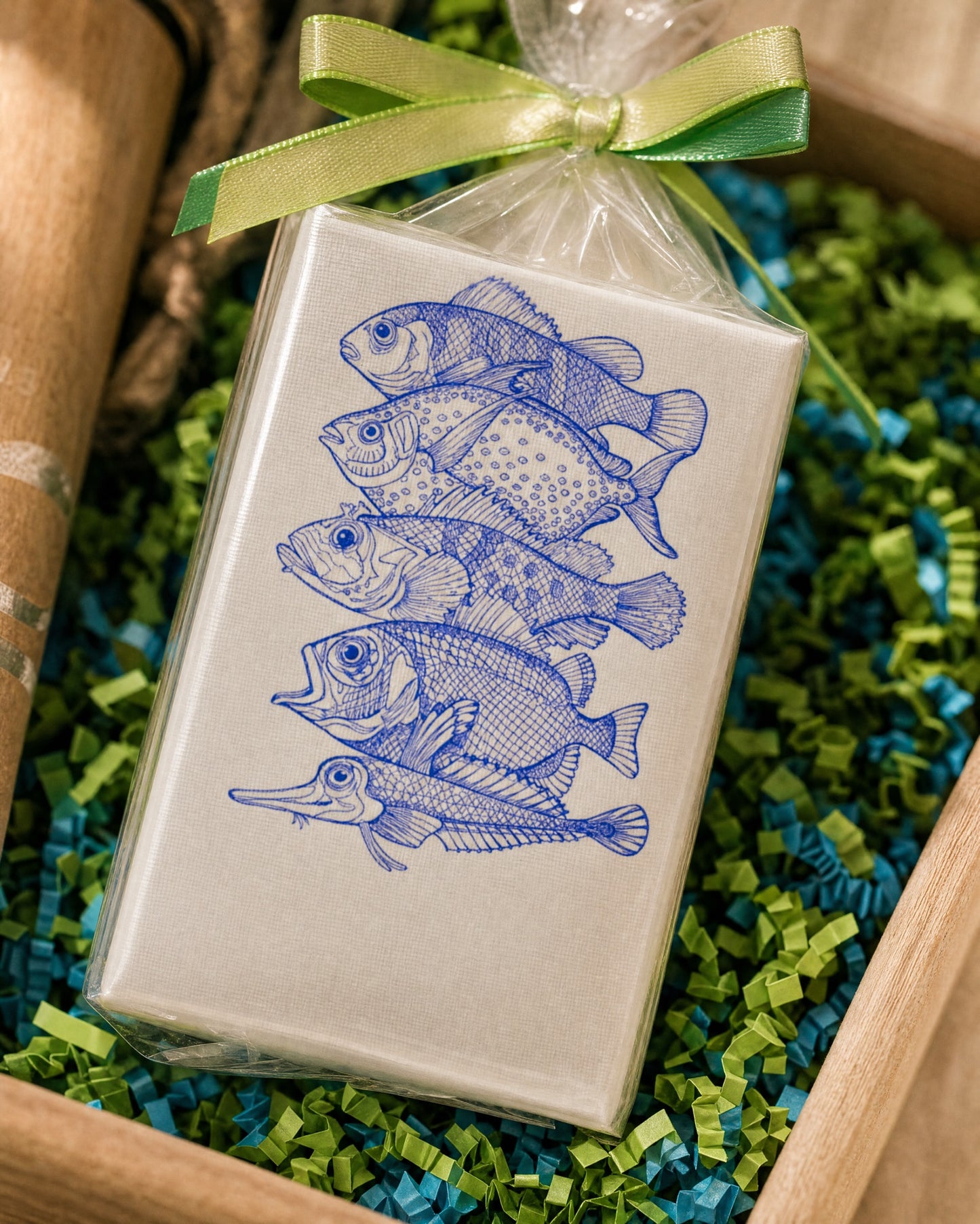 17;30 Geschirrtuch mit blauen Fischen im Geschenkkorb Meeresrauschen