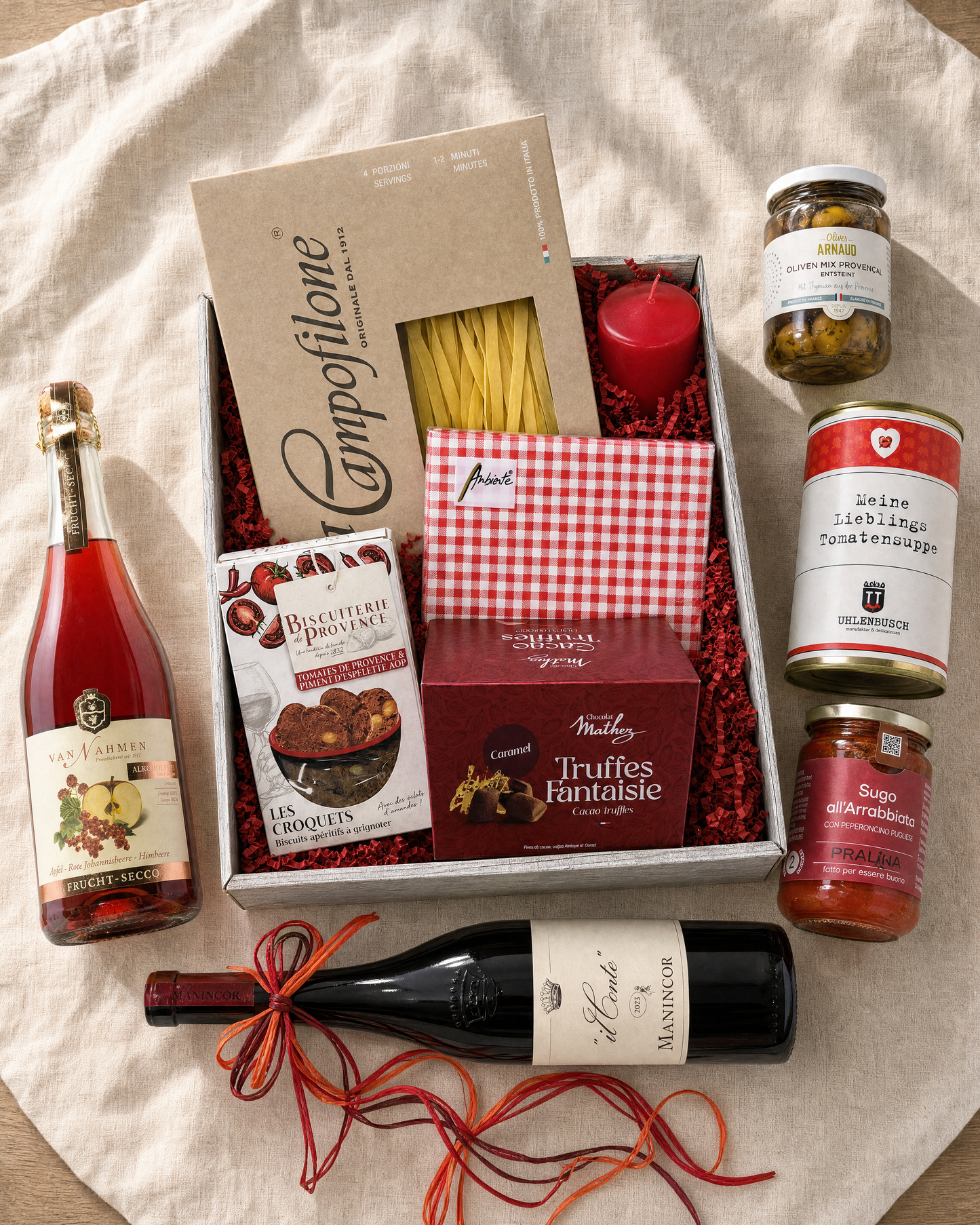 Candle Light Dinner – Geschenk für Zwei – Geschenkkorb von oben mit Rotwein, Frucht-Secco, Oliven, Sauce und Tomatensuppe
