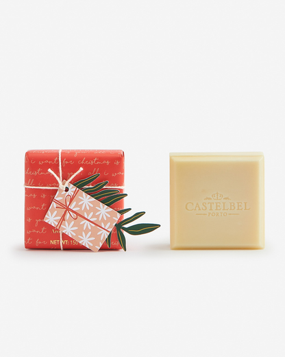 Weihnachtsseife Cranberries von Castelbel, handverpackt in korallenrotem Papier mit cremefarbener Duftseife