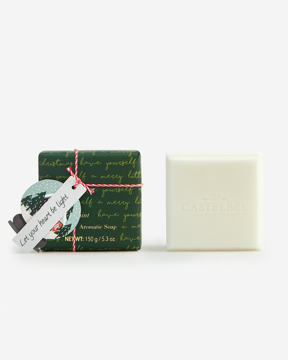 Weihnachtsseife Peppermint von Castelbel, handverpackt in grünem Liedpapier mit weißer Duftseife
