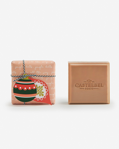 Weihnachtsseife Toffee Caramel von Castelbel, handverpackt in rosa Papier mit karamellbrauner Duftseife