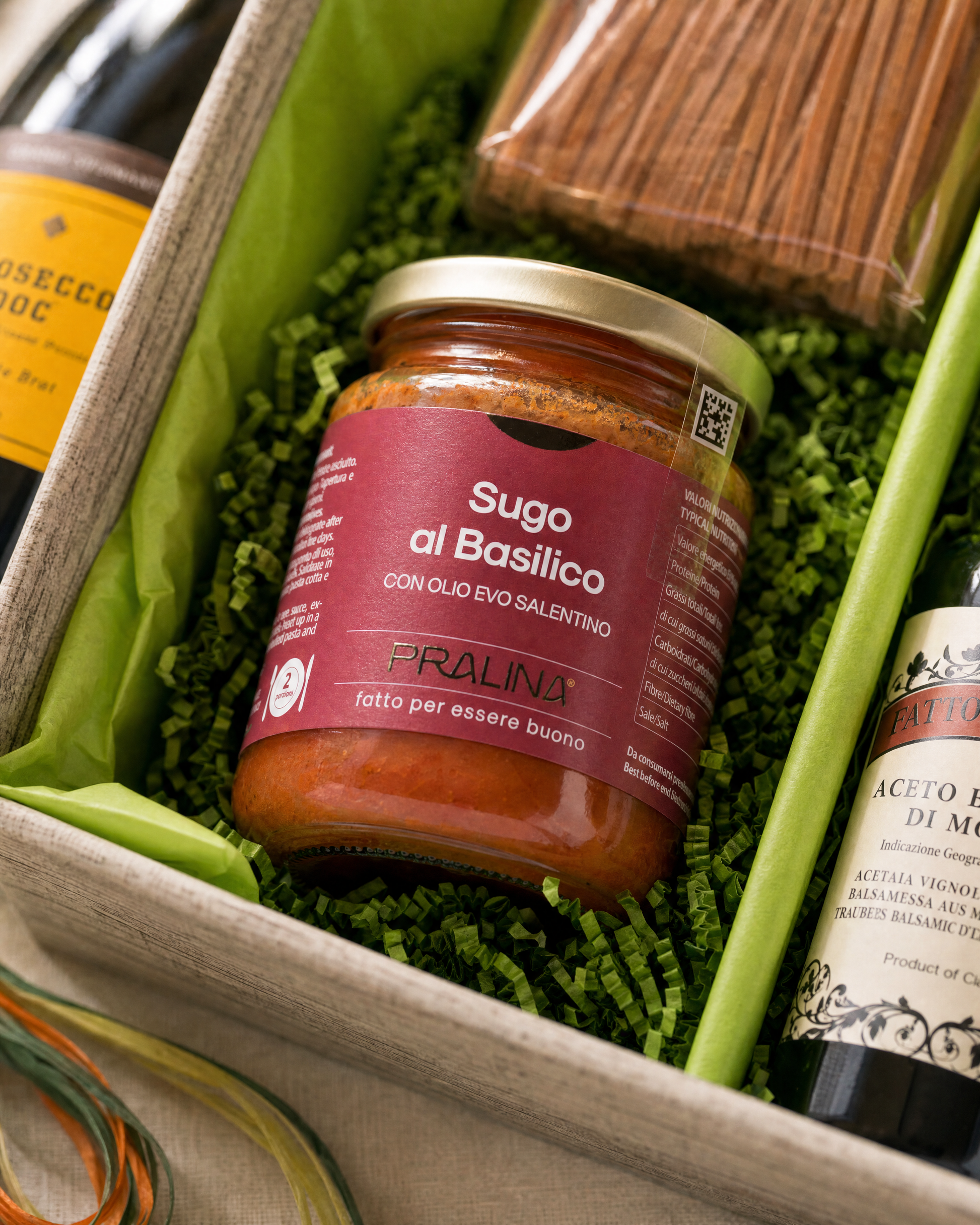Tomatensauce Basilikum im Geschenkkorb Eine Reise in den Süden
