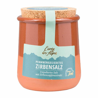 Zirbensalz im Keramiktopf