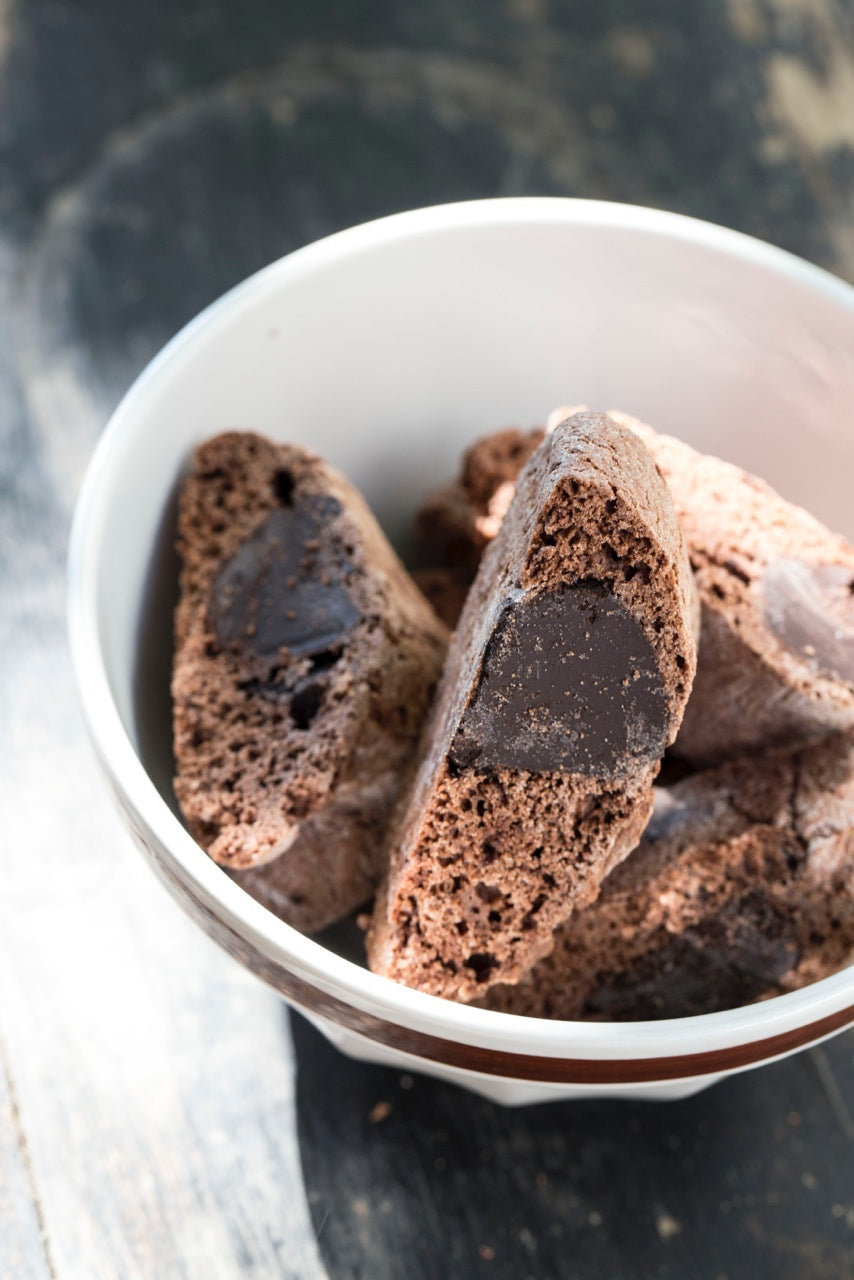Biscotto con Cioccolato von Fratelli Lunardi mit groben dunklen Stücken im Bruch
