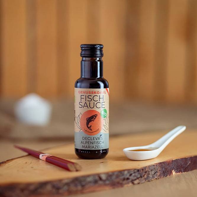 Genusskoarl Fischsauce in der Flasche mit Sauce auf dem Löffel