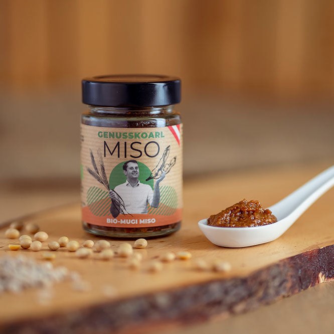 Genusskoarl Mugi Miso im Glas mit Gerstenmiso auf dem Löffel