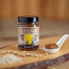 Genusskoarl Shiro Miso im Glas mit Misopaste auf dem Löffel