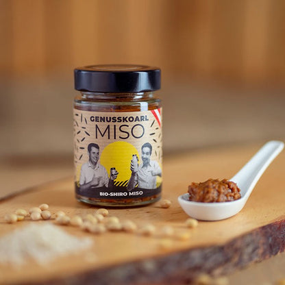 Genusskoarl Shiro Miso im Glas mit Misopaste auf dem Löffel