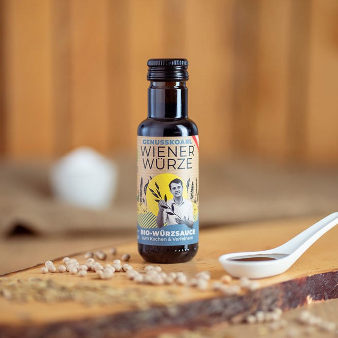 Genusskoarl WienerWürze in der Flasche mit Würzsauce auf dem Löffel