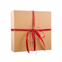 Geschenkbox mittel aus Kraftpapier mit rotem Band