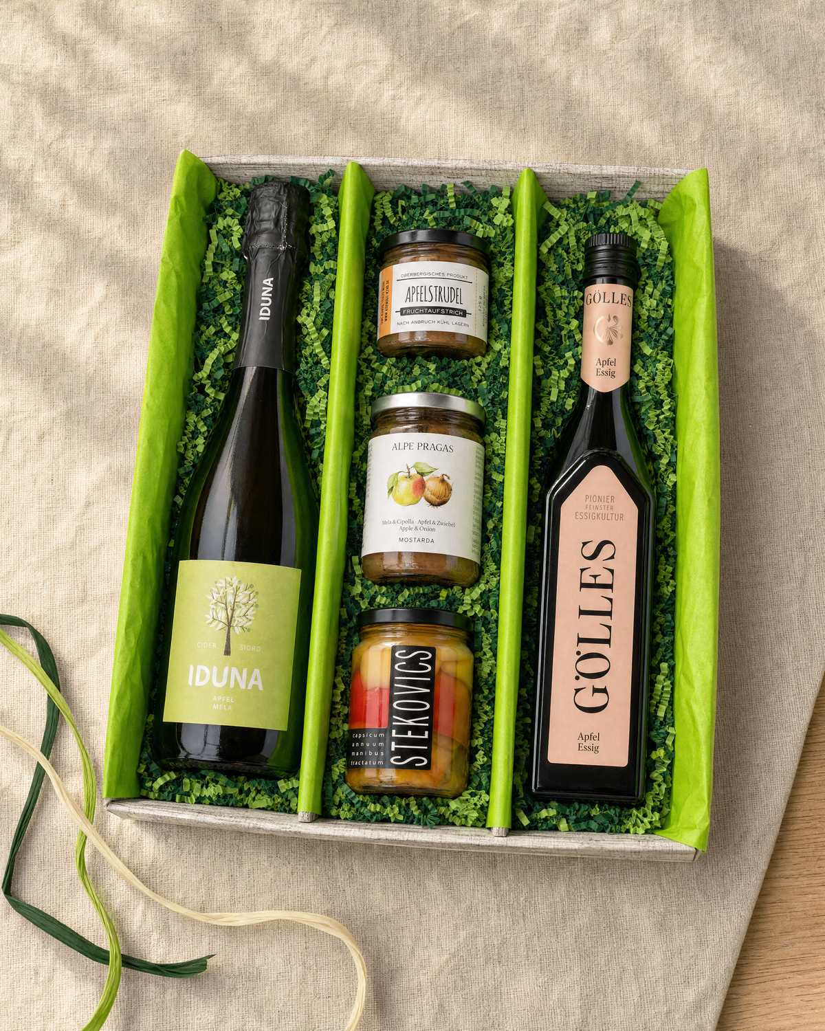 Gourmet Geschenk Apfelgenuss – Geschenkkorb von oben mit Iduna Apfel Cider, Apfelpaprika, Mostarda, Apfelstrudel Fruchtaufstrich und Apfel Essig