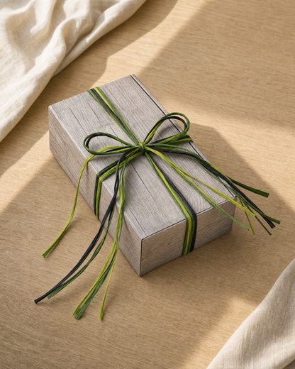 Gourmet Geschenk Blackprint – Präsentkarton geschlossen mit handgebundener Schleife