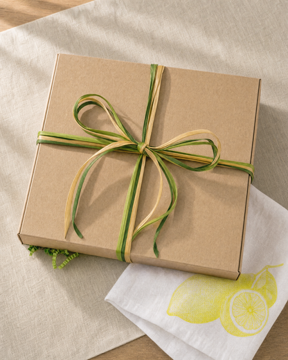 Gourmet Geschenk Kleine Zitronenfreude – Geschenkbox verpackt mit handgebundener Schleife
