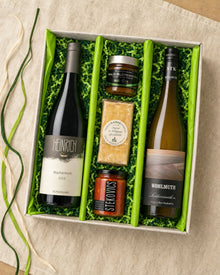 Gourmet Geschenk Spezereien – Geschenkkorb von oben mit Blaufränkisch, Mangalizia Paprika, Nussschnitte, Wald-Blütenhonig und Gelbem Muskateller