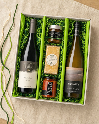 Gourmet Geschenk Spezereien – Geschenkkorb von oben mit Blaufränkisch, Mangalizia Paprika, Nussschnitte, Wald-Blütenhonig und Gelbem Muskateller