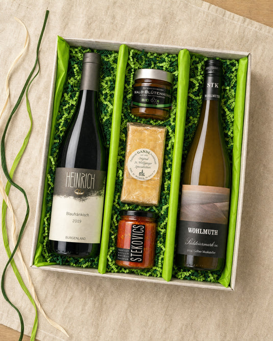 Gourmet Geschenk Spezereien – Geschenkkorb von oben mit Blaufränkisch, Mangalizia Paprika, Nussschnitte, Wald-Blütenhonig und Gelbem Muskateller