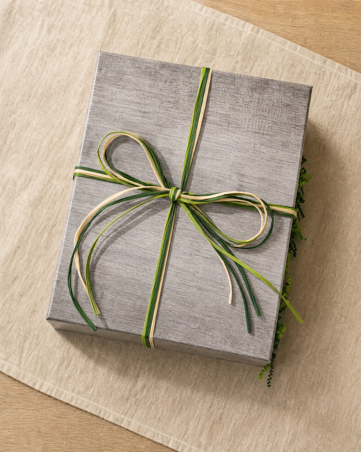 Gourmet Geschenk Spezereien – Geschenkkorb verpackt mit handgebundener Schleife