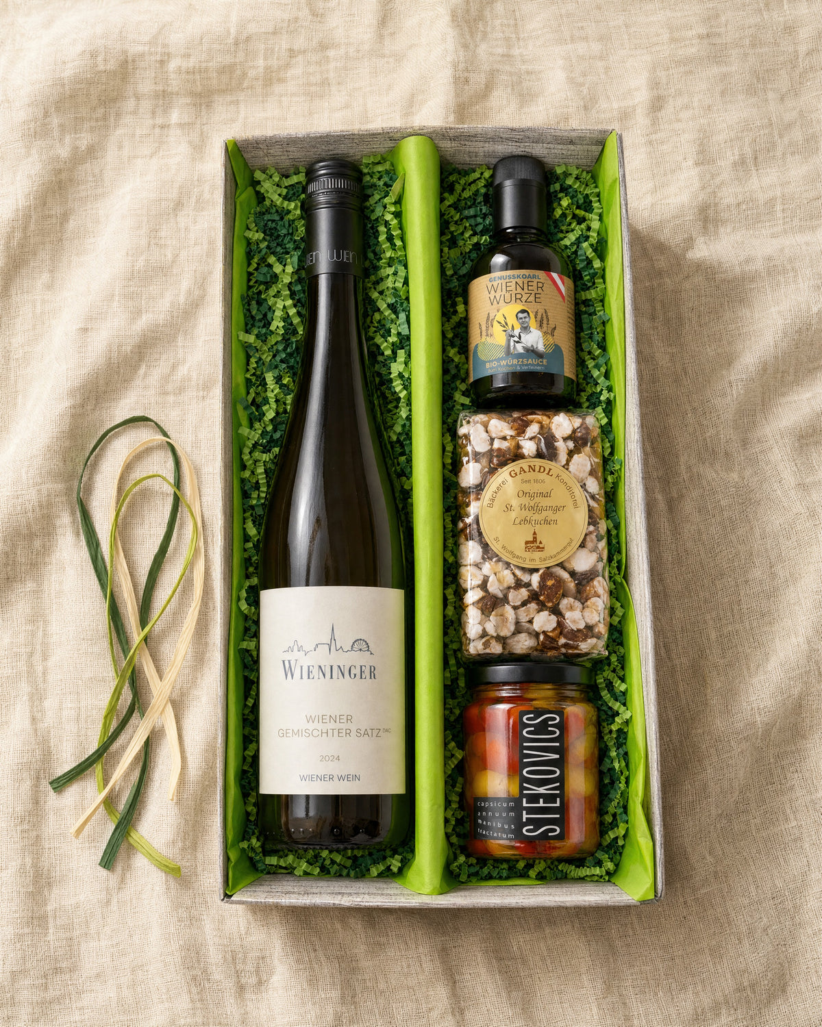 Gourmet Geschenk Wiener Genuss – Geschenkkorb von oben mit Wiener Gemischtem Satz, Cocktail-Wildtomaten, Früchtelebkuchen und WienerWürze