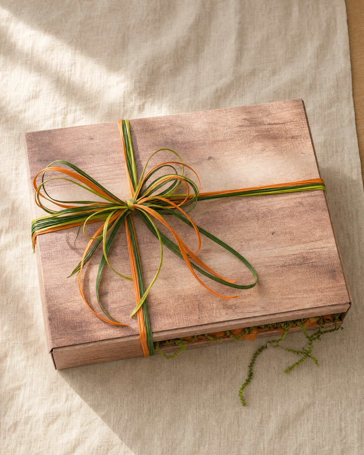 Gourmet Geschenk Zitrusfrische – Geschenkkarton verpackt mit handgebundener Schleife