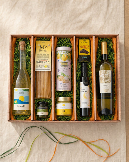 Gourmet Geschenk Zitrusfrische – Geschenkkorb von oben mit Limalfi, Linguine al Limone, Pesto Limone, Soft Amaretti, Crema di Limone, Zitronenöl, Scorza und Bianchello