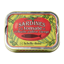 Sardinen mit Olivenöl und Tomate