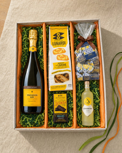 Limoncello Geschenk – Geschenkkorb von oben mit Prosecco, Limoncino, Biscotti con Limone, Scorza Limoncello und Tartufo Limoncello e Meringa