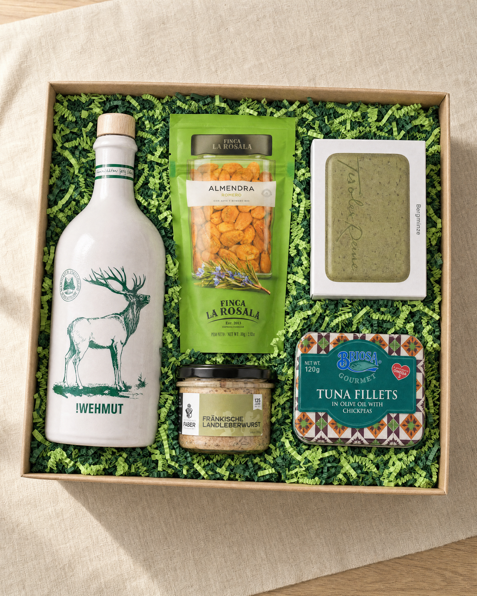 Gourmetbox Wermut & Wegbegleiter – Geschenkbox von oben mit Wermut, Leberwurst, Thunfisch, Mandeln und Seife