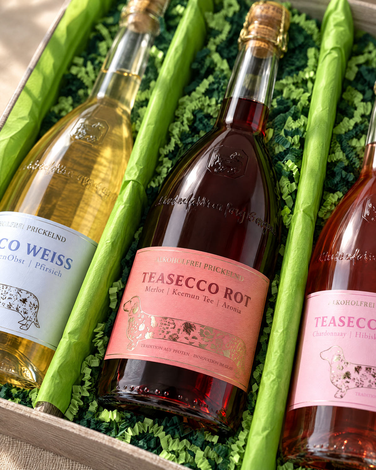 TeaSecco Rot im TeaSecco Trio Geschenkset – Detailaufnahme in der grün ausgekleideten 3er-Kartonage