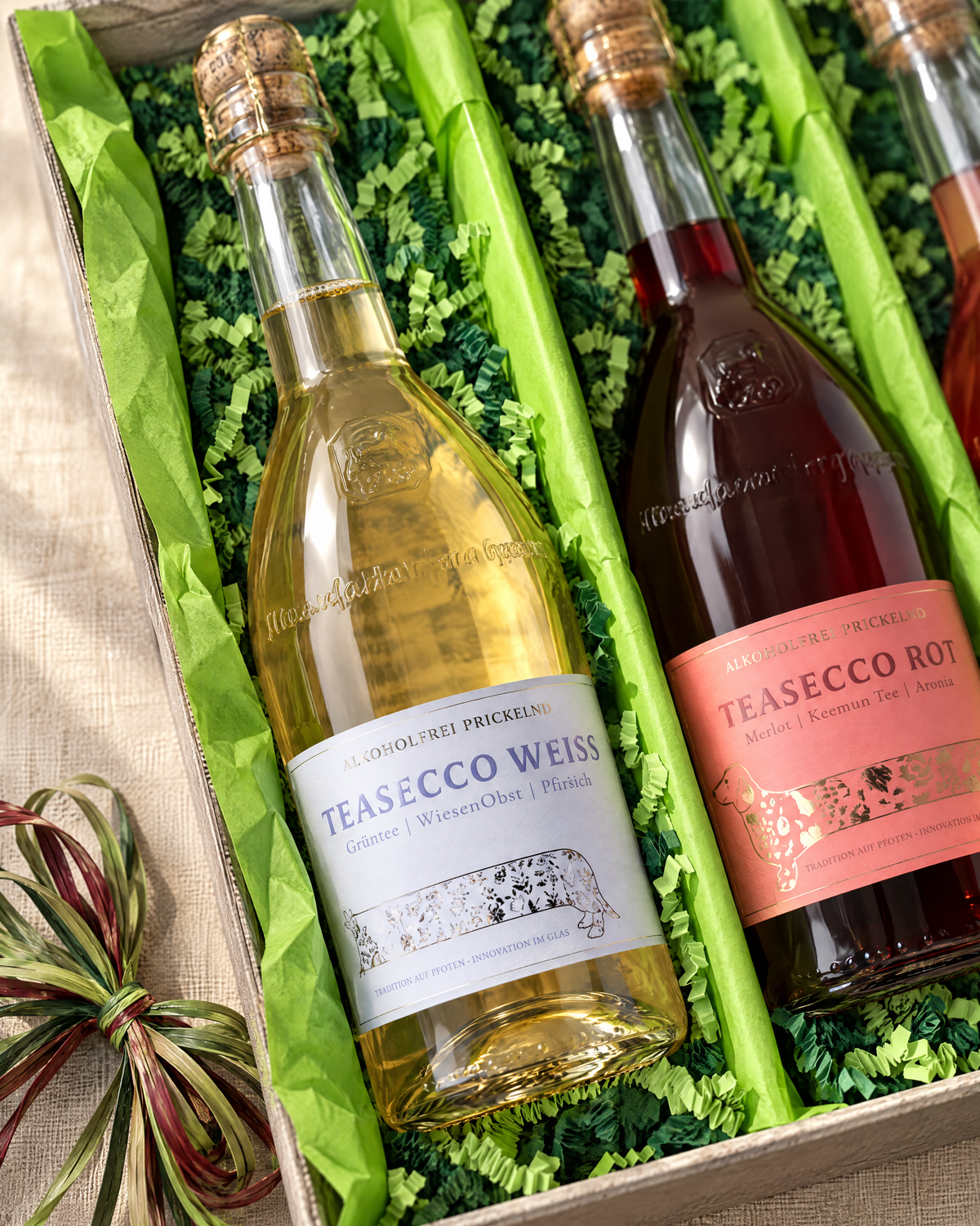 TeaSecco Weiß im TeaSecco Trio Geschenkset – Detailaufnahme mit hellgrünem Papier und grünem Sizzlepack