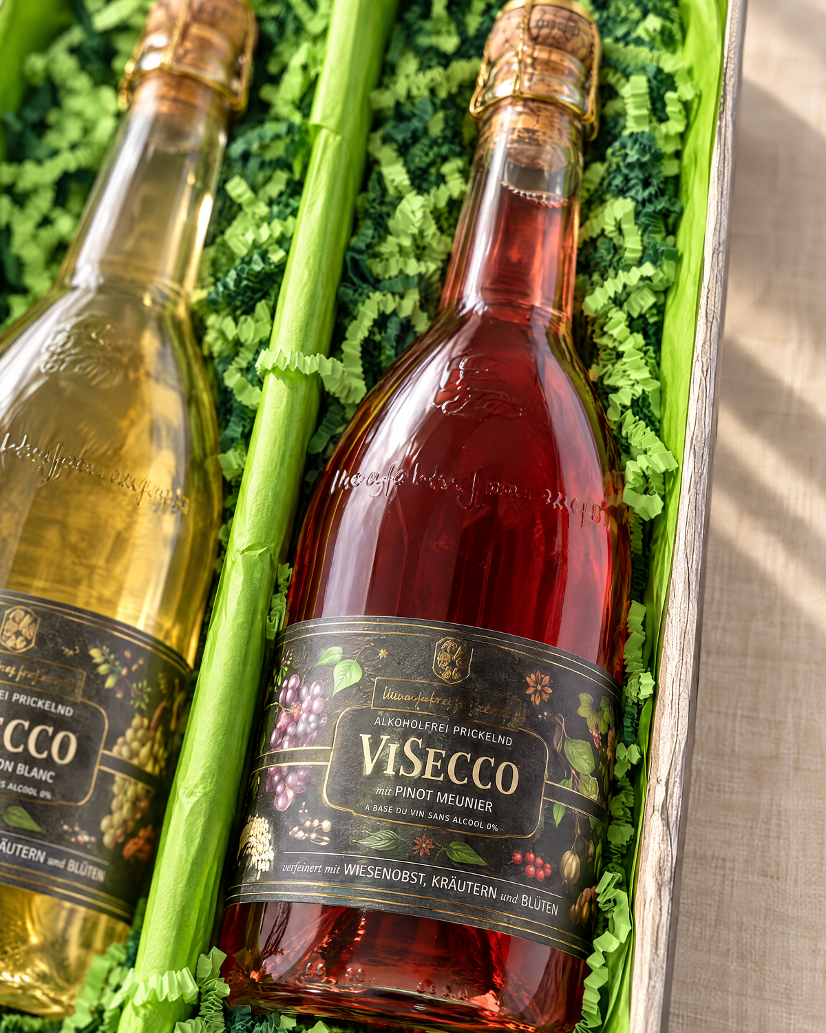 ViSecco Pinot Meunier im Geschenkset – Detailansicht der Flasche im grünen Sizzlepack