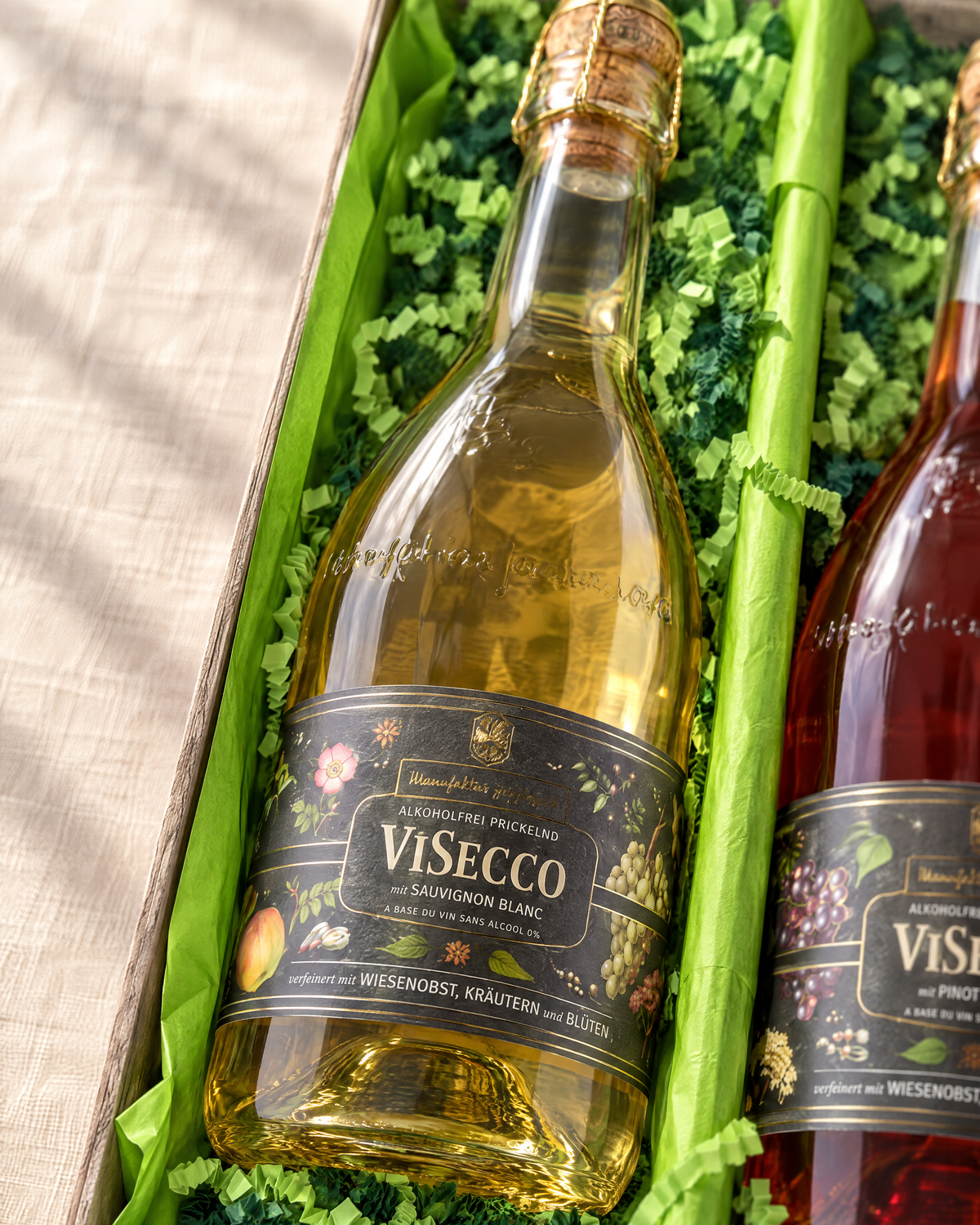 ViSecco Sauvignon Blanc im Geschenkset – Detailansicht der Flasche im grünen Sizzlepack