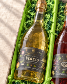 ViSecco Sauvignon Blanc im Geschenkset – Detailansicht der Flasche im grünen Sizzlepack