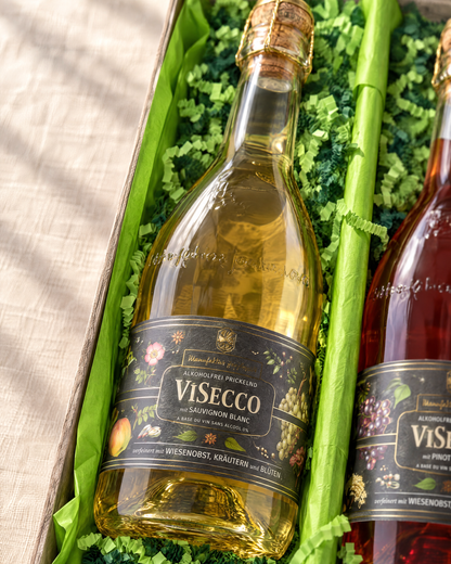 ViSecco Sauvignon Blanc im Geschenkset – Detailansicht der Flasche im grünen Sizzlepack