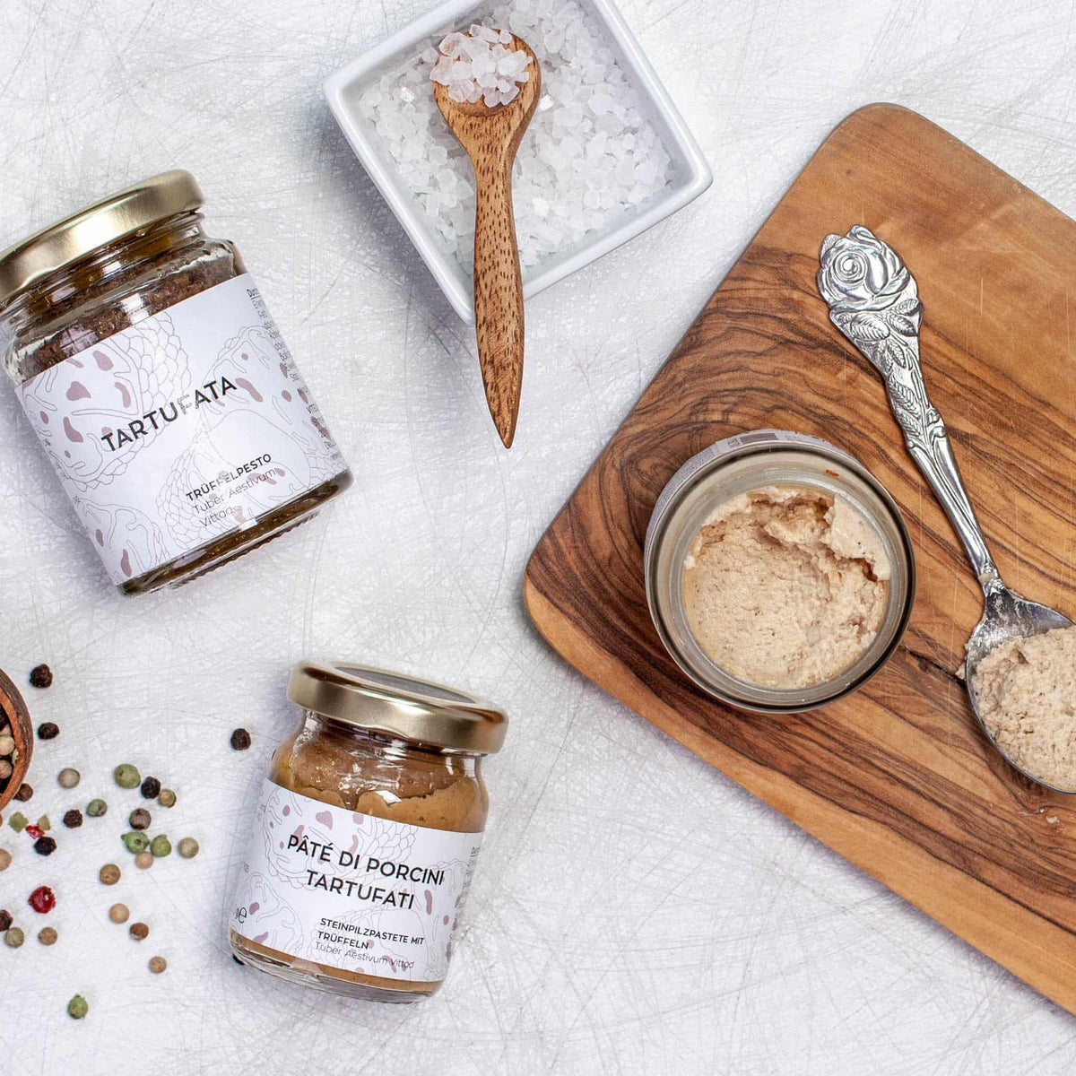 Trüffelcreme und Trüffelpesto von Vitelium auf dem Holzbrett
